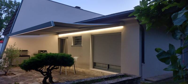 Store extérieur avec LED intégrés Lyon proche de Craponne, Vaugneray