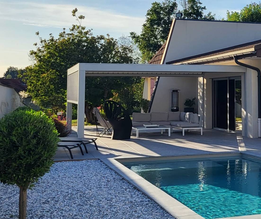 Pergola bioclimatique avec éclairage Led et stores zip intégrés sur Dommartin proche de Lyon