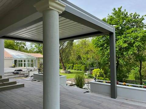 Pergola bioclimatique adossée à la facade sur Lyon proche de Neuville sur Saône
