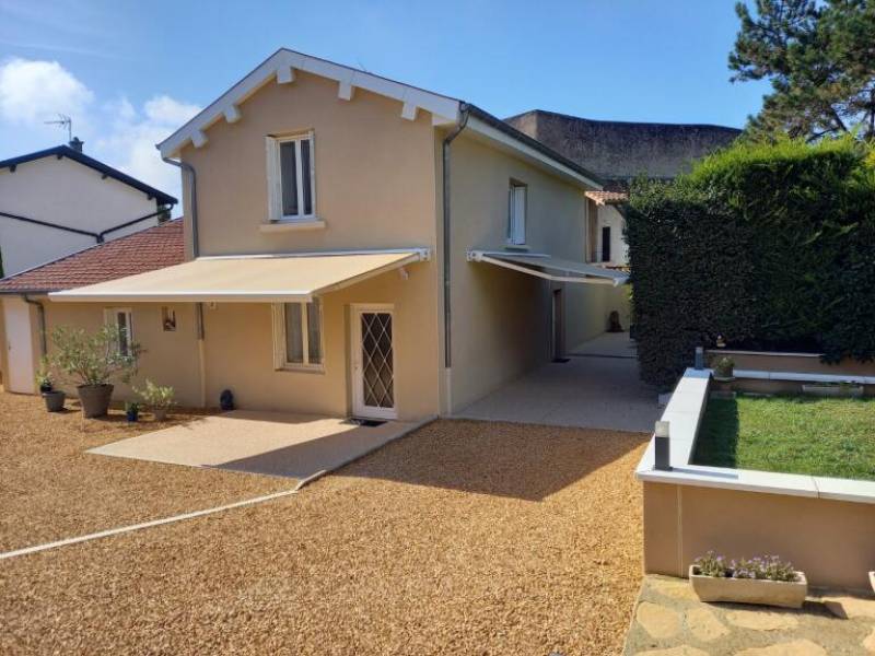 Store banne coffre avec éclairage Led sur le coffre à La Tour de Salvagny