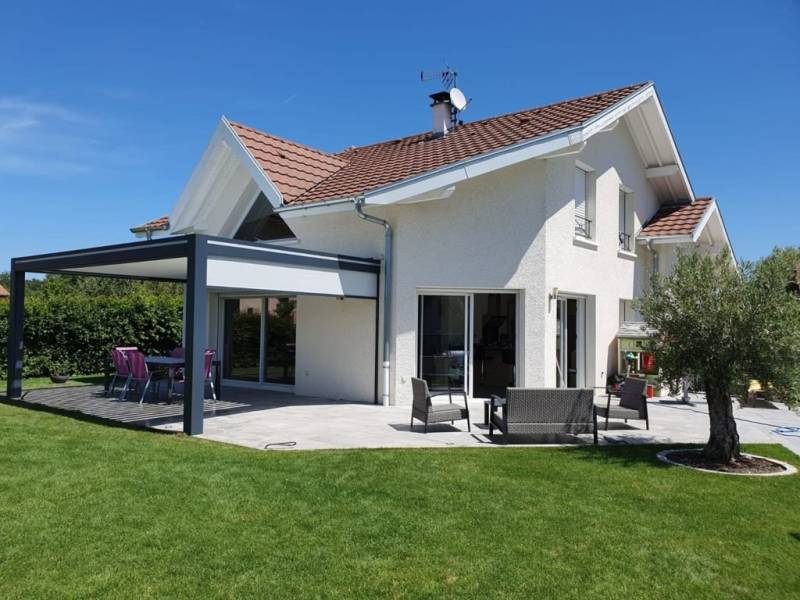 A côté de chez vous Pergola bioclimatique avec des stores zip sur Dardilly proche de Lyon Rhone Alpes