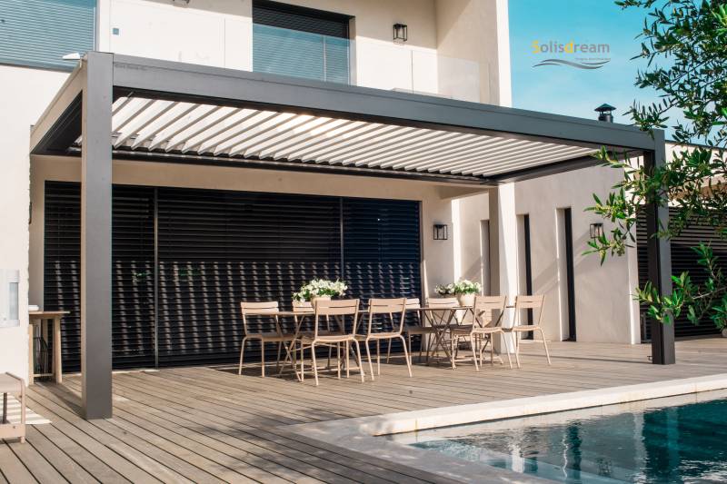 Pergola bioclimatique sur Charbonnière les Bains proche de Lyon