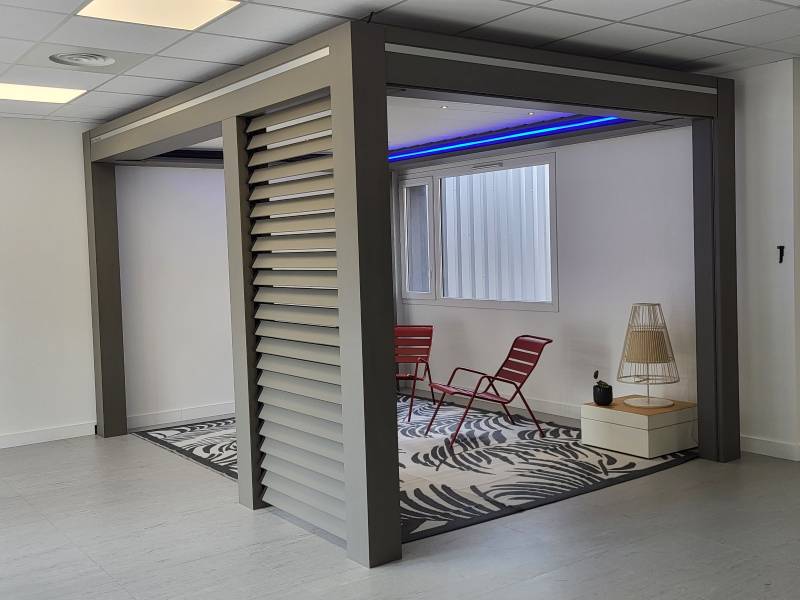 pergola bioclimatique à lames orientables showroom à Chazay d’Azergues