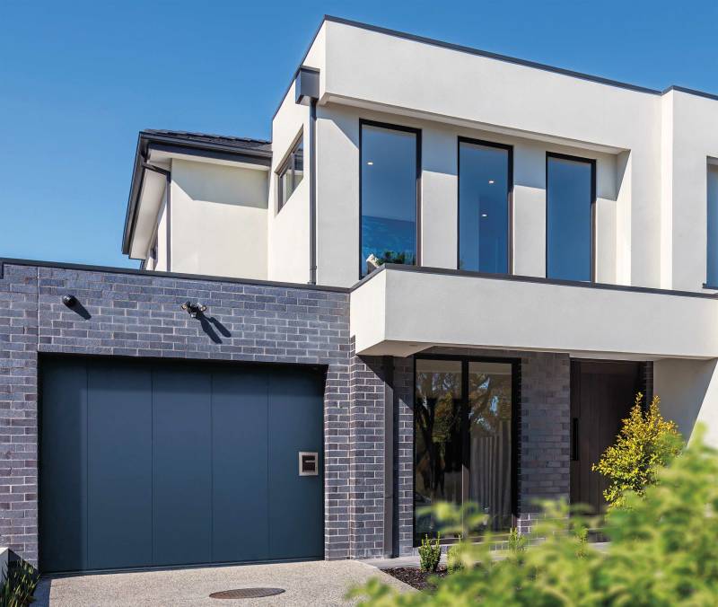 Porte de garage à déplacement latéral avec portillon à Chazay d'Azergues