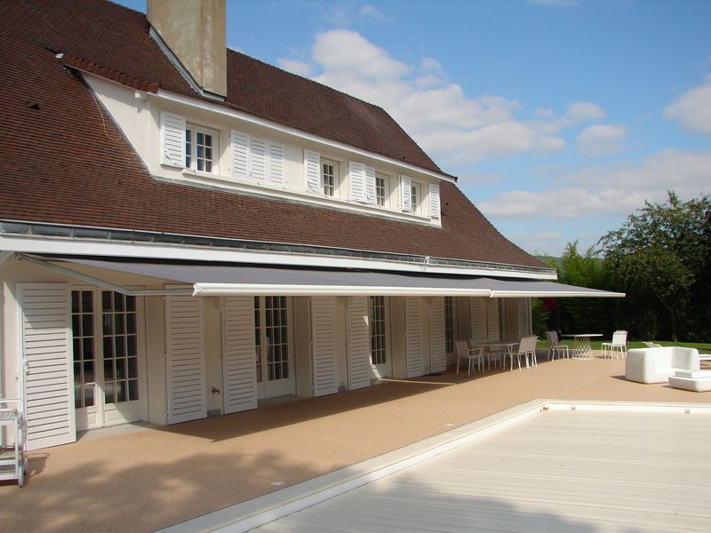 Store coffre motorisé grandes dimensions à Ouest Lyon