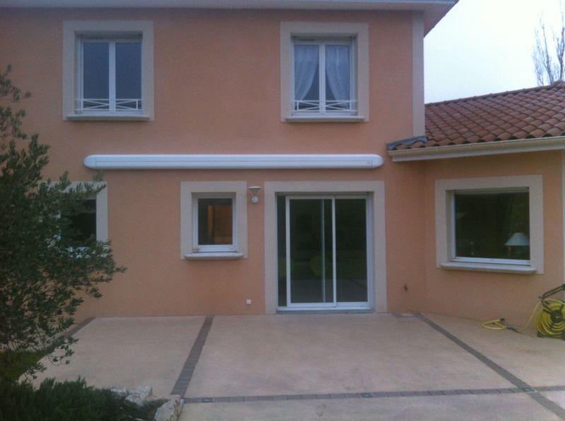 Store coffre extérieur collé au mur à ouest lyonnais